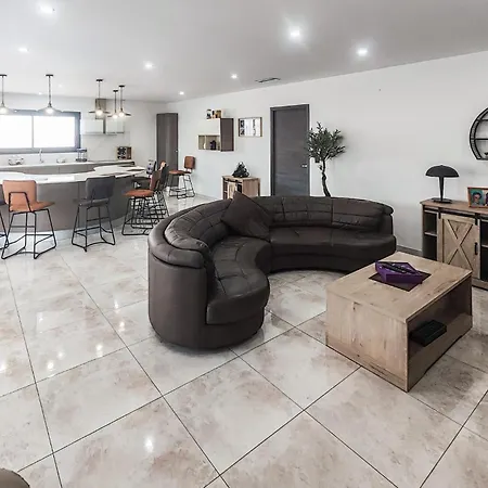 3 Bedroom Cozy In * Caux