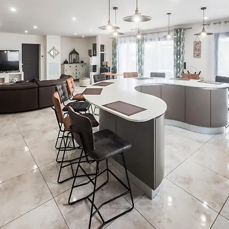 3 Bedroom Cozy In * Caux